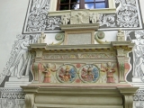 Výzdoba nad vstupom do Svadobného paláca.