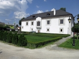 Svadobý palác s miniparčíkom. Pohľad zozadu.
