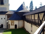 Pohľad na románsky karner (to malé, okrúhle, pričapené).