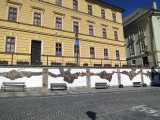História a súčastnosť Banskej Štiavnice na bielej ploche.